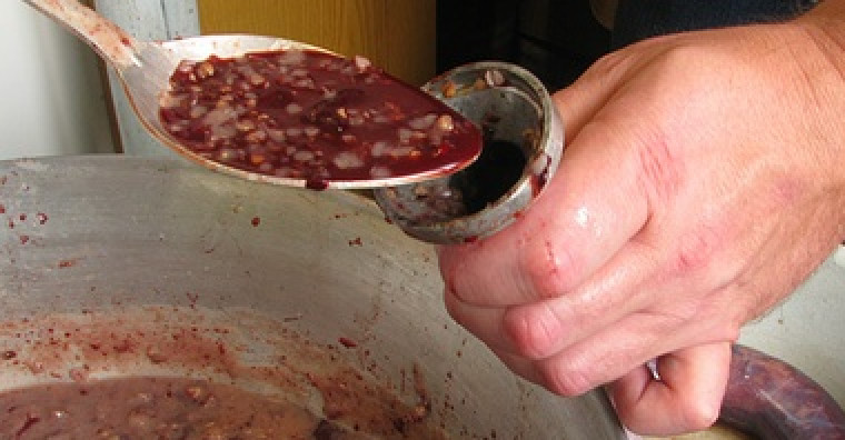 1. Этап. Домашняя кровяная колбаса: 3. Теперь подготовленные кишки с одной стороны завязываем узлом и аккуратно наполняем этим фаршем.