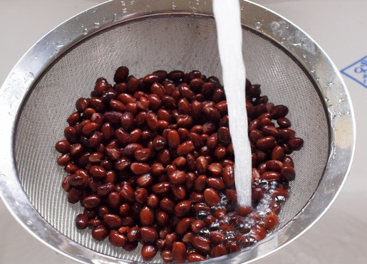 1. Этап. Салат из фасоли красной: Промойте фасоль и дайте ей стечь. Порубите зелень.