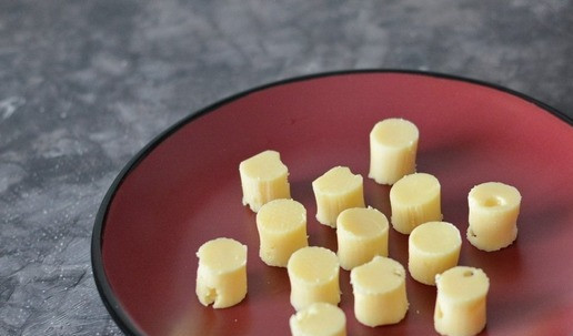 1. Этап. Канапе с сыром, виноградом и мятой: Сыр нарежьте при помощи выемки фигурно или просто кубиками