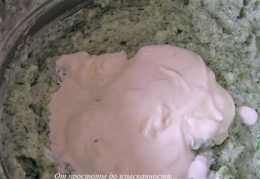 1. Этап. Торт-мусс с курицей и шпинатом: Затем добавьте взбитые до устойчивых пик сливки 33% и аккуратно примешайте в массу.