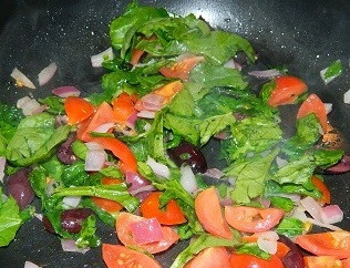 1. Этап. Омлет по-гречески: 5. Затем отправить туда помидоры и оливки. Слегка посолить овощи.