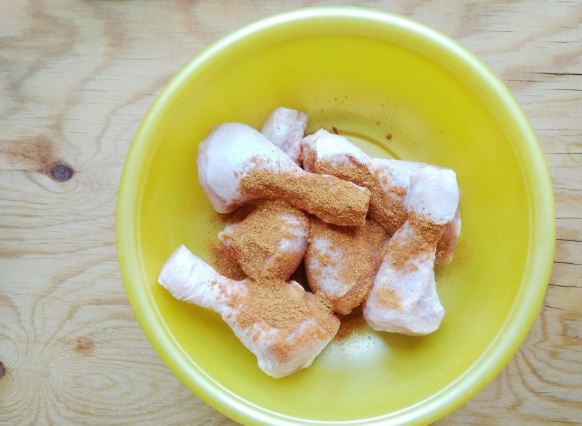 1. Этап. Куриные голени с рисом в духовке: 7. Тем же временем промойте и обсушите курицу. Затем натрите её приправой.