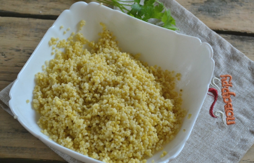 1. Этап. Пшенная каша на воде: Снимите с огня, слейте воду. Дело в том, что на поверхности пшенной крупы имеется пыль, которая делает кашу вязкой. Прокипятив, мы очищаем крупу от этой пыли и других загрязнений, в результате чего каша получится не только рассыпчатой, но и более вкусной. Залейте крупу двумя стаканами холодной воды и поставьте на огонь. Как только вода закипит, убавьте огонь и варите без крышки 15 минут. Затем сверху выложите кубики масла, кастрюлю снимите с огня, накройте крышкой и оставьте на 15 минут. За это время каша впитает остатки жидкости и станет мягкой и рассыпчатой.