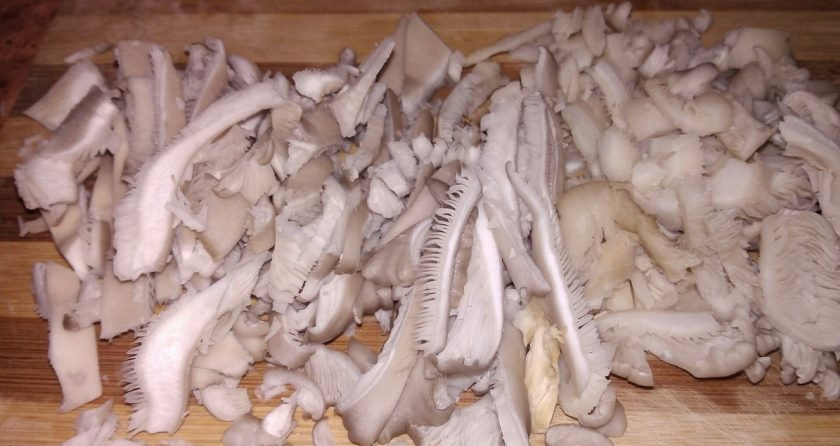 1. Этап. Жареные вешенки с луком (без соуса): 2. Нарежьте их соломкой (не слишком крупно) и отправьте на сковороду с растительным маслом. Ножки я убираю, поскольку они твердые даже после тушения. В принципе, их смело тоже можно жарить.