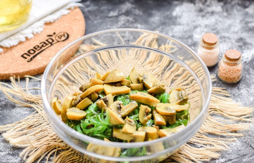 1. Этап. Крабовый салат с чукой: Добавьте в салат нарезанные маринованные шампиньоны.