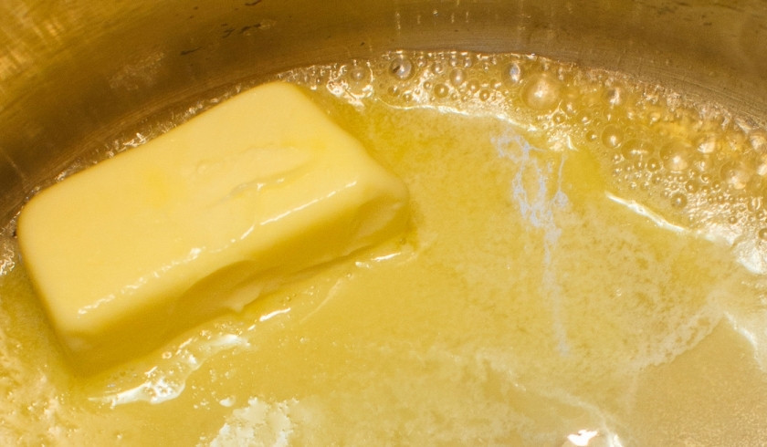 1. Этап. Морковный суп-пюре с фенхелем: Растопите в кастрюле на среднем огне сливочное масло, выложите в кастрюлю нарезанные фенхель, морковь, лук-порей (или зелёный лук), сельдерей, чеснок и имбирь. Варите, пока овощи не смягчатся.