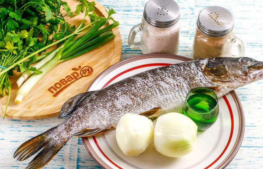 1. Этап. Щука маринованная в уксусе с луком: Подготовьте указанные ингредиенты. Щуку очистите от чешуи — это можно сделать в тазу с водой, чтобы чешуя не разлеталась во все стороны. Выпотрошите рыбу и промойте внутри и снаружи. Очистите репчатый лук от кожуры и промойте.