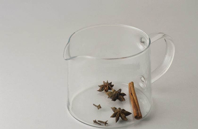 1. Этап. Новогодний грог: Переложите все специи в заварочный чайник.