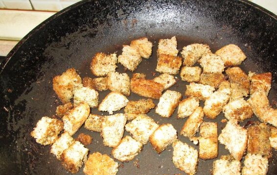 1. Этап. Суп-пюре из тыквы диетический: Сделайте сухарики. Обжарьте нарезанный хлеб в небольшом количестве масла. Добавьте к нему соль и травы.