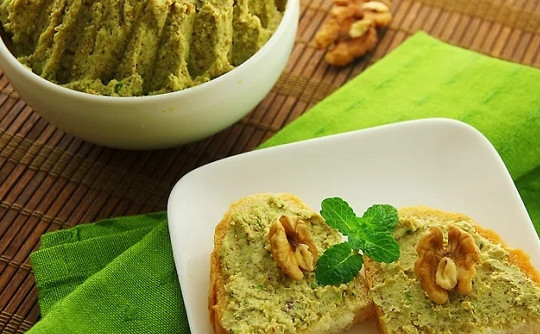 1. Этап. Закуска из грецких орехов с зеленью: 4. Вот такая закуска из грецких орехов с зеленью у нас получилась. Приятного аппетита!