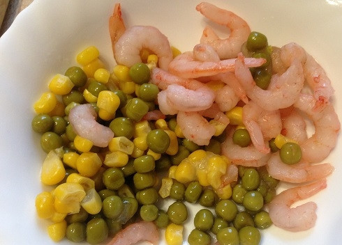 1. Этап. Рагу-чаудер из рыбы: Кукуруза, горошек и креветки у меня замороженные. Можно взять консервированные горошек и кукурузу или любые другие овощи, которые готовятся быстро.