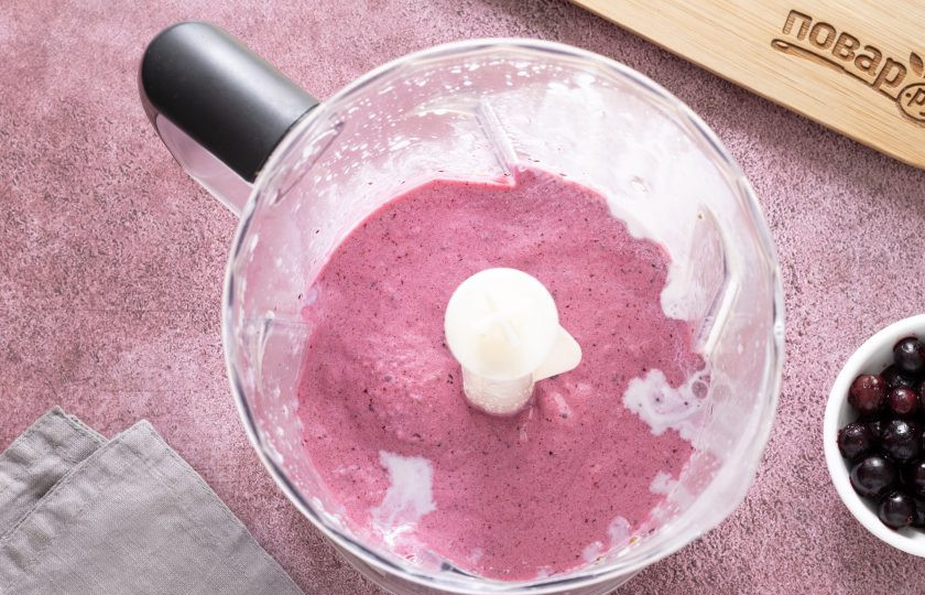 1. Этап. Коктейль с молоком и смородиной: Измельчите до однородной консистенции.