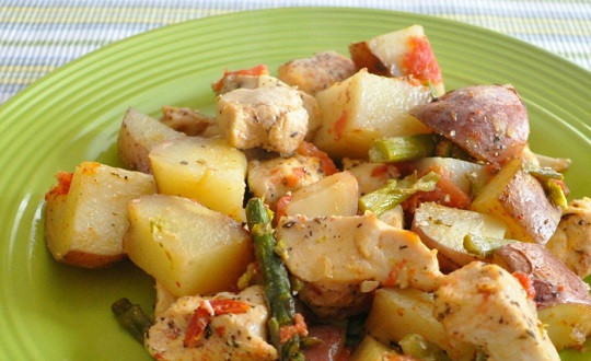 1. Этап. Куриная грудка с картошкой в духовке: 6. Примерное время приготовления - полчаса. Все зависит от размера кусочков, конечно же. Еще один вариант, как сделать куриную грудку с картошкой в духовке - это накрыть форму фольгой, чтобы блюдо не запекалось, а тушилось.