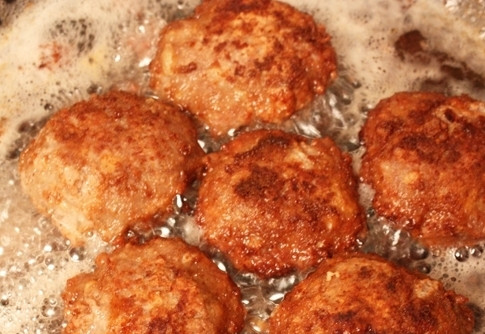 1. Этап. Биточки из свиного фарша: Выкладываем биточки на сковороду с разогретым растительным маслом и обжариваем их со всех сторон до образования румяной корочки.