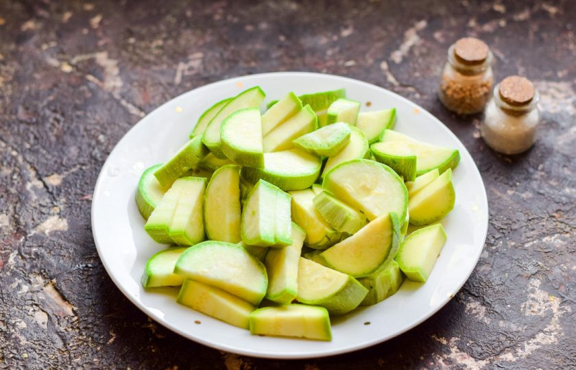 1. Этап. Кабачки со сметаной в мультиварке: Кабачки вымойте и просушите, нарежьте дольками.