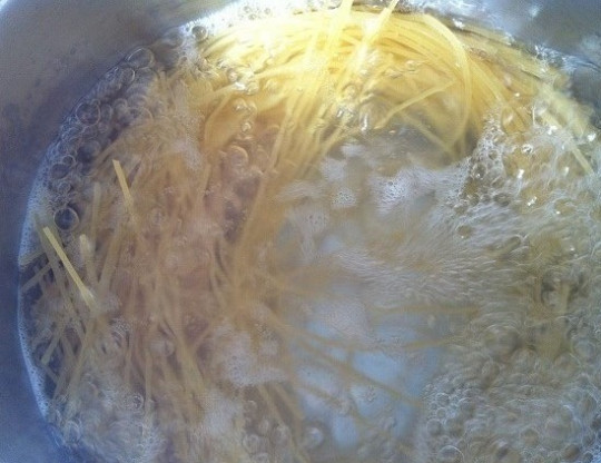 1. Этап. Острые спагетти: 1. Для начала отварите спагетти в кипящей подсоленной воде в течение 6 минут.