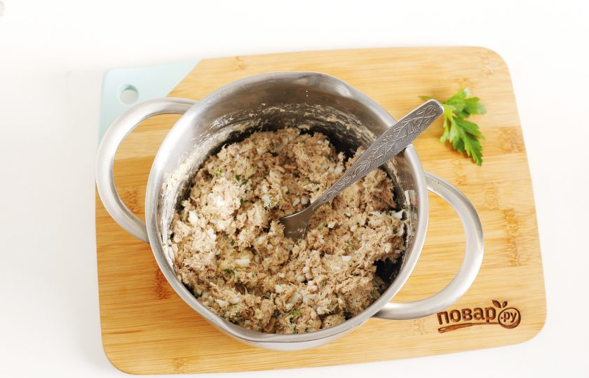 1. Этап. Батон фаршированный консервой и яйцом: Добавьте мякиш и тщательно все разомните вилкой до однородного состояния. Посолите и поперчите начинку по вкусу. По желанию можно добавить немного масла от консервов, будет еще сочнее.