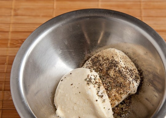 1. Этап. Куриная грудка в духовке диетическая: Для того чтобы грудка не была сухой, приготовьте для нее заправку. Для этого смешайте нежирную сметану с пропущенным через пресс чесноком, сухими травами и солью.