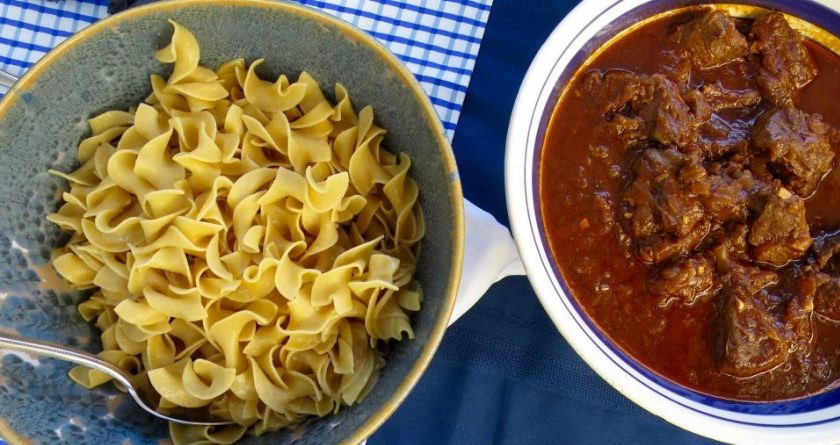 1. Этап. Гуляш с мясом: 6. Отварите макароны, затем подавайте гуляш с этим гарниром.