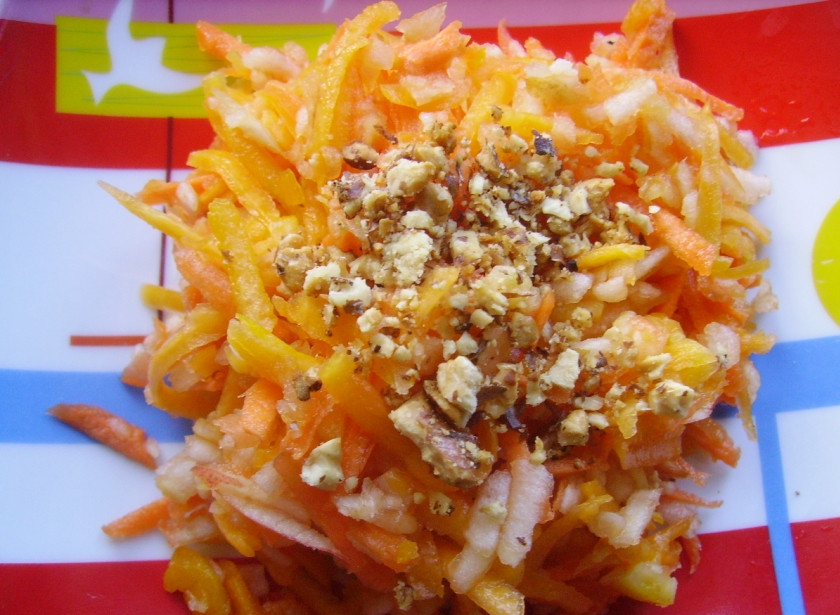 1. Этап. Салат из тыквы с яблоком: Часть орехов можете оставить для украшения. Готовый салат из тыквы с яблоками посыпьте этими орешками и подавайте. Приятного аппетита!