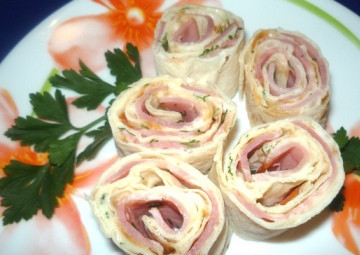 1. Этап. Рулет из лаваша с ветчиной: Порежьте рулет на порционные кусочки и подавайте на стол! Приятного аппетита!