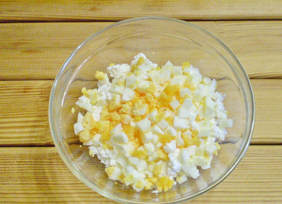 1. Этап. Салат из творога с зеленью: 4. Добавляем к творогу рубленое яйцо.