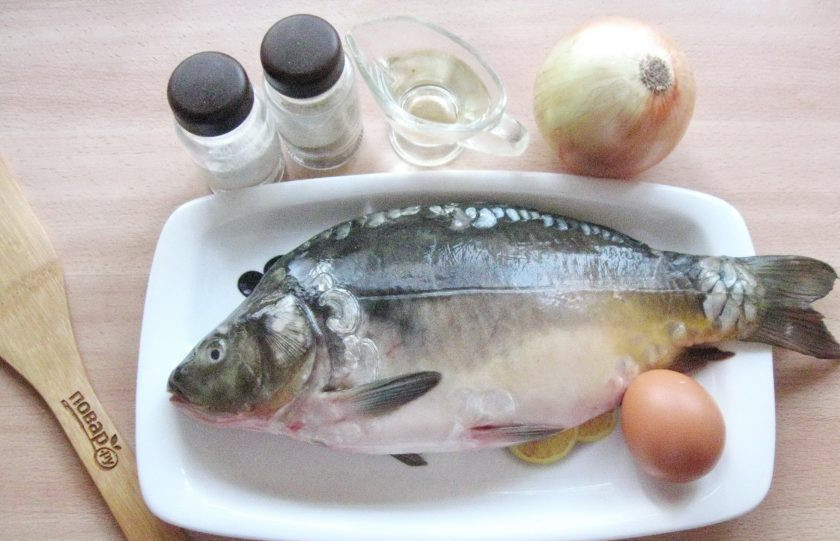 1. Этап. Карп в духовке на луковой подушке: Возьмите все ингредиенты для приготовления карпа на луковой подушке.