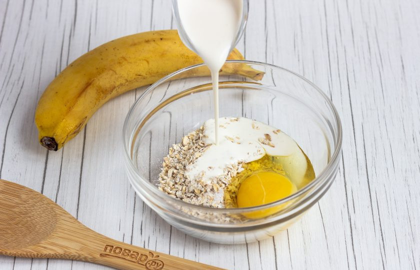 1. Этап. Овсяноблин с бананом: Хлопья смешайте вилкой с молоком и яйцом. Добавьте щепотку соли. Оставьте массу на 5-7 минут.