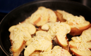 1. Этап. Гренки с яблоками: Сыром и сахаром посыпаем гренки с яблоками и накрываем сковородку крышкой, через минут 5, а может и меньше, снимаем сковородку с огня и подаем гренки на стол.