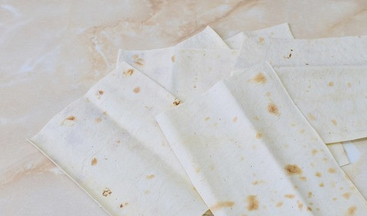 1. Этап. Трубочки с сыром и колбасой: Лаваш нарежьте на прямоугольные кусочки.