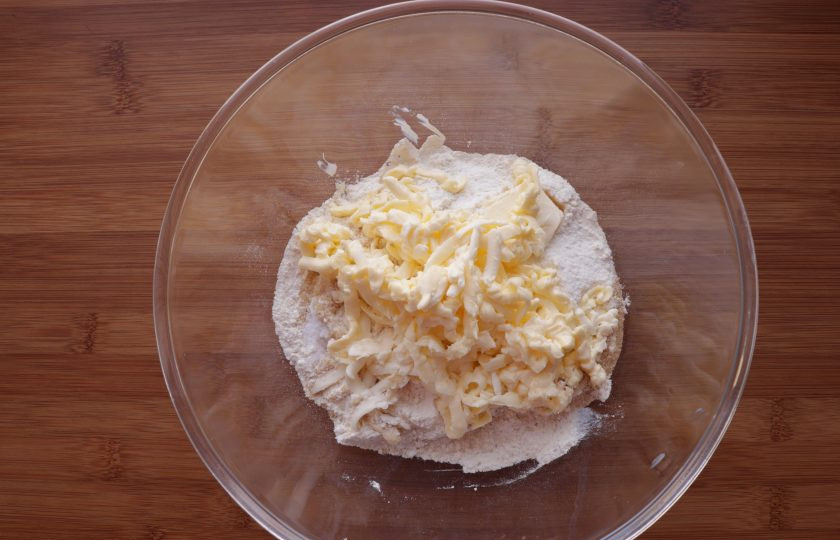 1. Этап. Рогалики с изюмом: Натрите в муку холодное сливочное масло и перемешайте до образования крошек.