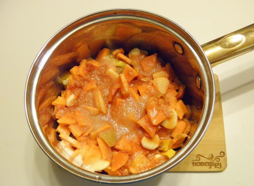 1. Этап. Салат из тыквы на зиму: Сложите все ингредиенты салата, добавьте соль, сахар и масло растительное. Варите на медленном огне с момента закипания 40 минут. За минуту до конца варки добавьте уксус и перемешайте.
