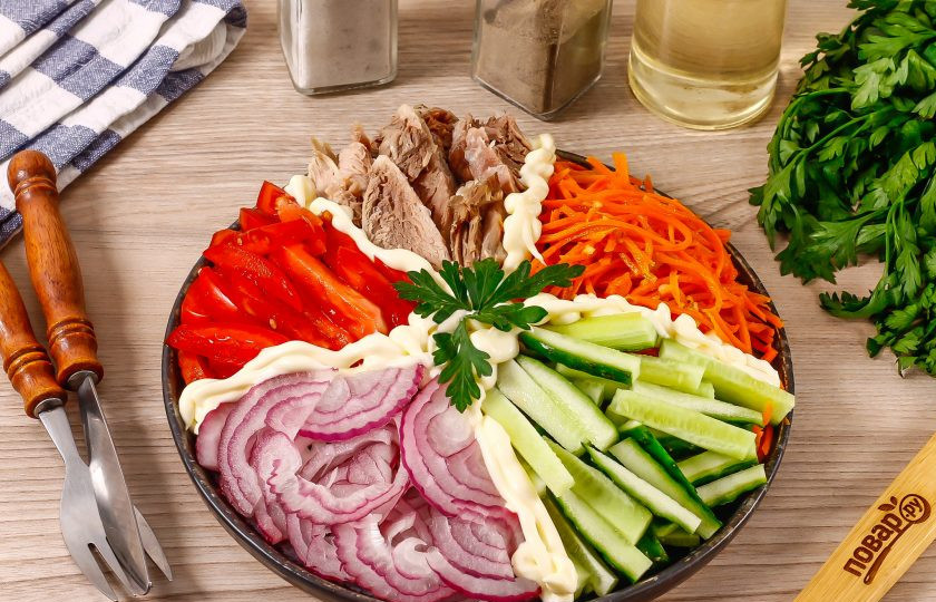 1. Этап. Салат кучками с корейской морковкой: Украсьте салат свежей зеленью и подайте его к столу.