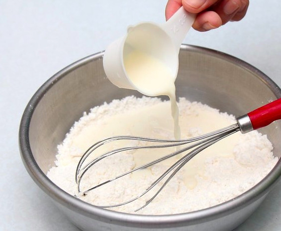 1. Этап. Оладьи без кефира: В качестве жидкости для теста можно использовать воду или фруктовый сок. Наливайте жидкость понемногу.