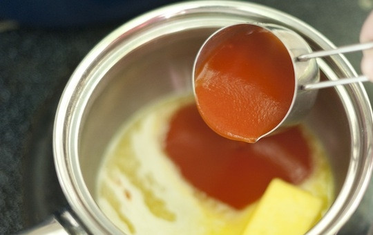 1. Этап. Маринад для крылышек Баффало: 1. В небольшой сотейник отправьте сливочное масло, поставьте его на плиту. Добавьте острый томатный соус.