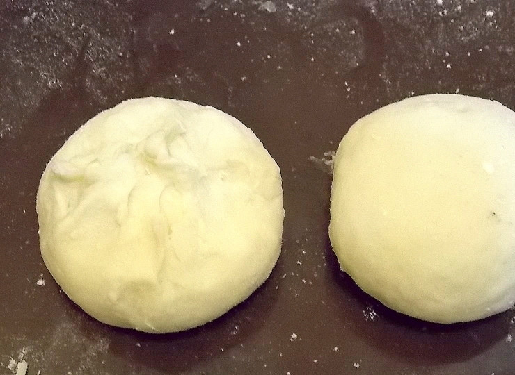 1. Этап. Творожные булочки со сгущенкой: Соберите края теста вверху и плотно соедините.