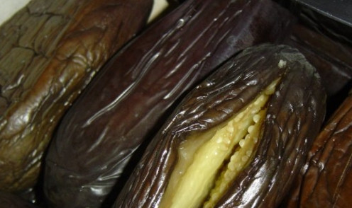 1. Этап. Квашеные баклажаны с морковкой и чесноком: После сделайте глубокие надрезы вдоль плодов для начинки.