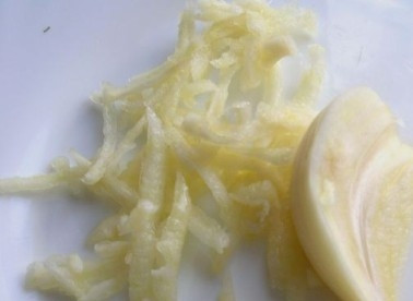 1. Этап. Картофельная запеканка из тертого картофеля: Очистим чеснок и натрем на мелкой терке.