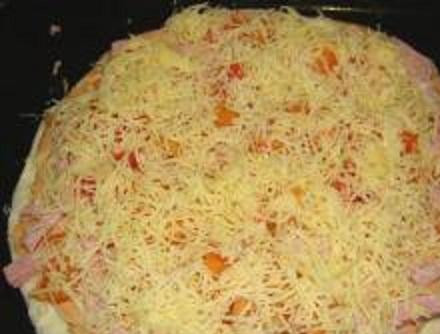 1. Этап. Пицца с помидорами, колбасой и сыром: 5. Посыпать всю поверхность пиццы тертым сыром. Пицца, приготовленная по этому рецепту, печется 7-8 минут при температуре 190 градусов.