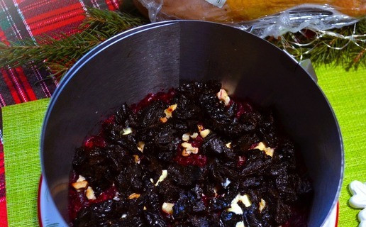 1. Этап. Слоёный салат Рождественское небо: Чернослив нарезать, выложить следующим слоем.