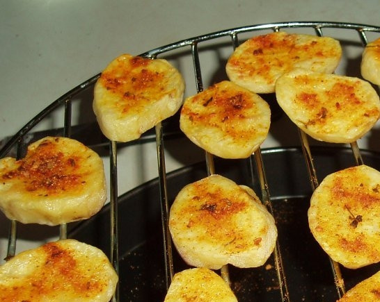 1. Этап. Картофель на гриле: Запечь картофель на гриле - с двух сторон до образования румяной корочки.