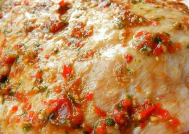 1. Этап. Бедро индейки в пакете для запекания: Полученной смесью натрите бедро индейки, поставьте его на пару часов в холодильник для маринования.