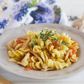 Спиральки с цукини, морковью и кальмарами