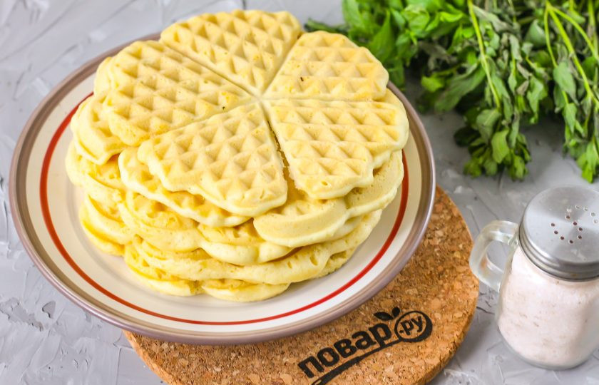 1. Этап. Венские вафли без глютена: Выложите горячие вафли на тарелку и подайте к столу. Если дать выпечке остыть, то она станет хрустящей и ломкой. Главное — не накрывать полотенцем.