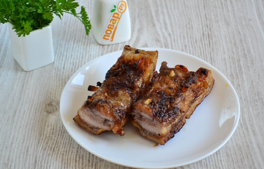 1. Этап. Сало в рукаве в духовке: Сало в духовке готово. Его можно подавать сразу, а можно отправить в холодильник на пару часов и подавать в качестве закуски или класть на бутерброд.