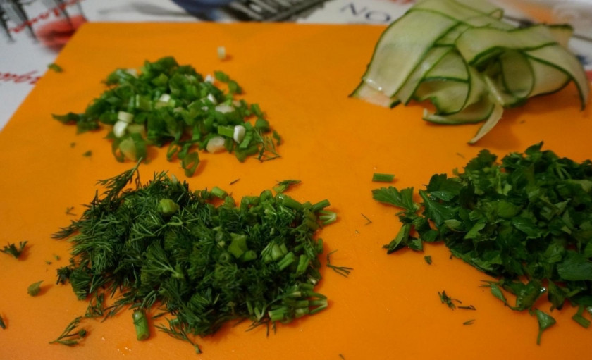 1. Этап. Блинные роллы со сливочным сыром и красной рыбой: Всю зелень промойте и мелко нашинкуйте.