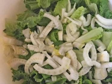 1. Этап. Салат с фенхелем: Салатные листья рвем руками на кусочки, выкладываем в салатник. Фенхель нарезаем очень-очень тонкими ломтиками и отправляем к салату.
