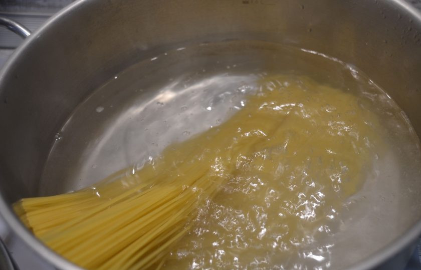 1. Этап. Болоньезе от Джейми Оливера: Отварите спагетти в просторной кастрюле в подсоленной воде в соответствии с временем, указанным на упаковке до состояния 