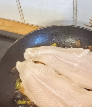 1. Этап. Лимонная рыба в весеннем соусе агродольче: В сковороду добавить рыбные филе, убрать с огня. Дать рыбе настояться под паром 5 минут.