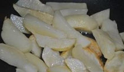 1. Этап. Мясо по-французски с курицей: 1. Картофель вымыть и почистить. Нарезать его небольшими дольками. В сковороде разогреть растительное масло. Обжарить в нем дольки картофеля до золотистой корочки.